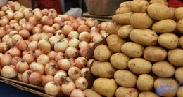 Patates ve soğanda tezgahta müşterileri isyan ettiren oyun! Stoklayarak çürütüp milleti zehirliyorlar