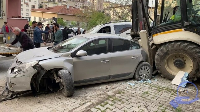 İstanbul Ümraniye’de iş makinesi yokuş aşağı kaydı! Ortalık savaş alanına döndü