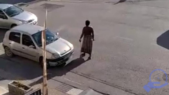 Mahalleliye korku dolu anlar yaşatan Afrikalı, polisin üzerine yürüdü