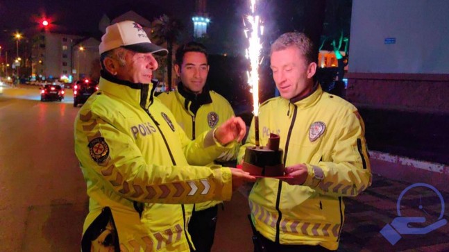 Bursa’da uygulama yapan polis ekiplerine pastalı sürpriz